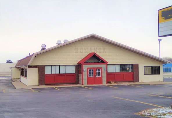 Freestanding Restaurant Building: 1121 Hickox Drive, Lincoln, IL 62656, Lincoln, IL 62656